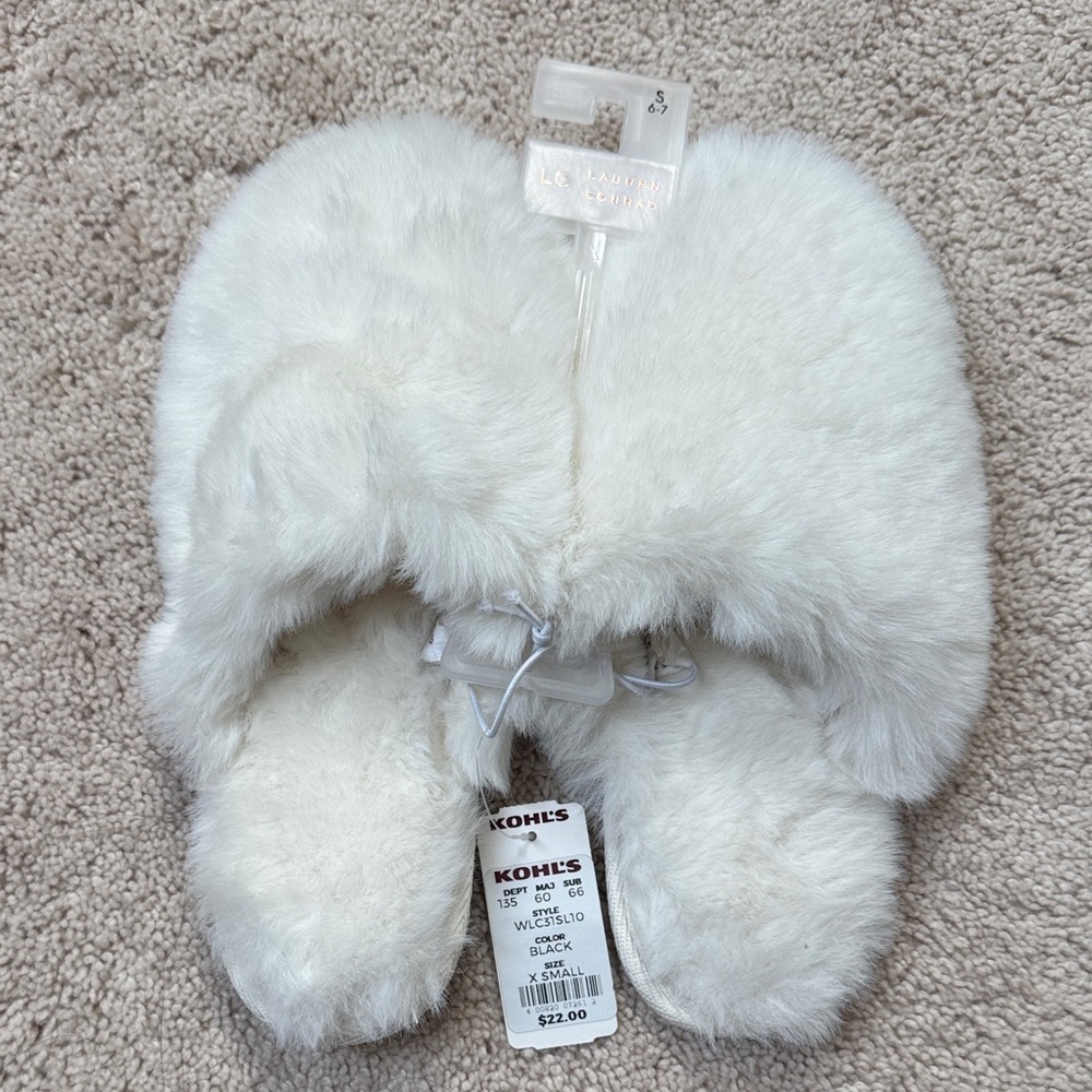 Cozy White Faux Fur slippers - Picture 2 of 3